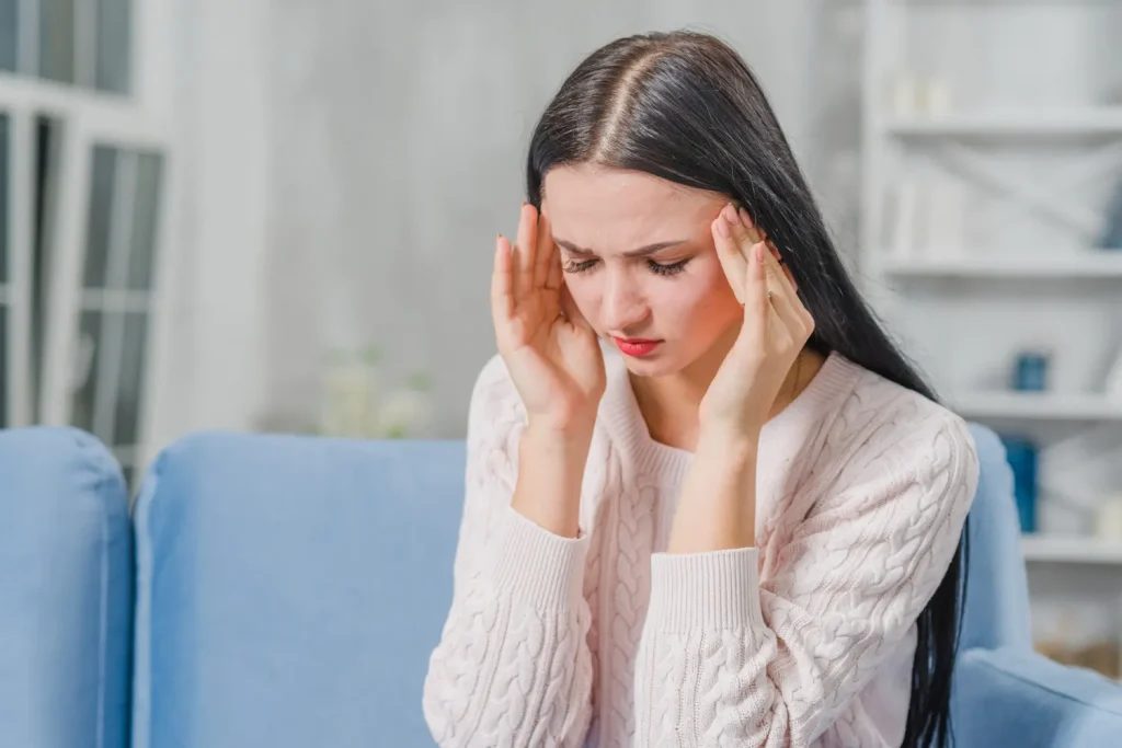 paciente sufriendo de migrañas
